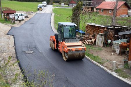 ASFALTIRANJE CESTE SKOZI SELŠČEK 09 FOTO LJUBO VUKELIČ